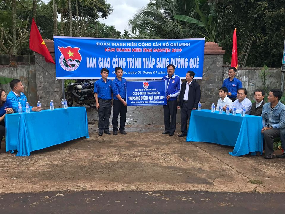 Bàn giao công trình thanh niên “Thắp sáng đường quê” tại xã Ea Siên, thị xã Buôn Hồ